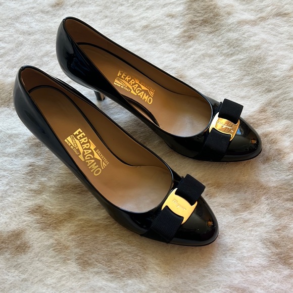 Ferragamo patent bow heels - Picture 2 of 9